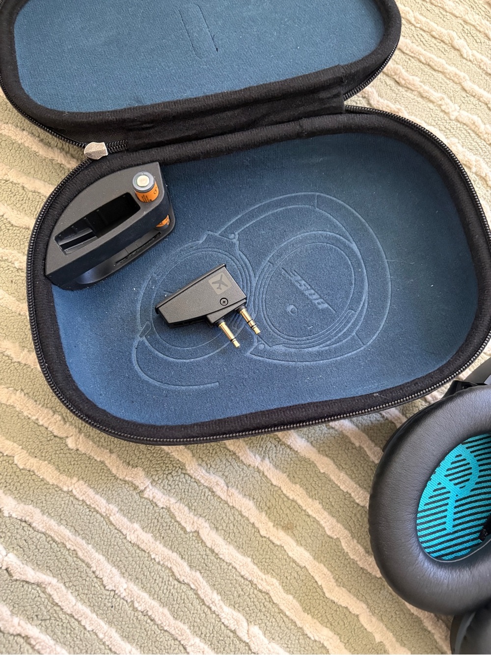 Bose QuietComfort 25 (QC25) Noise Canceling Headphones - Picture 8 of 11